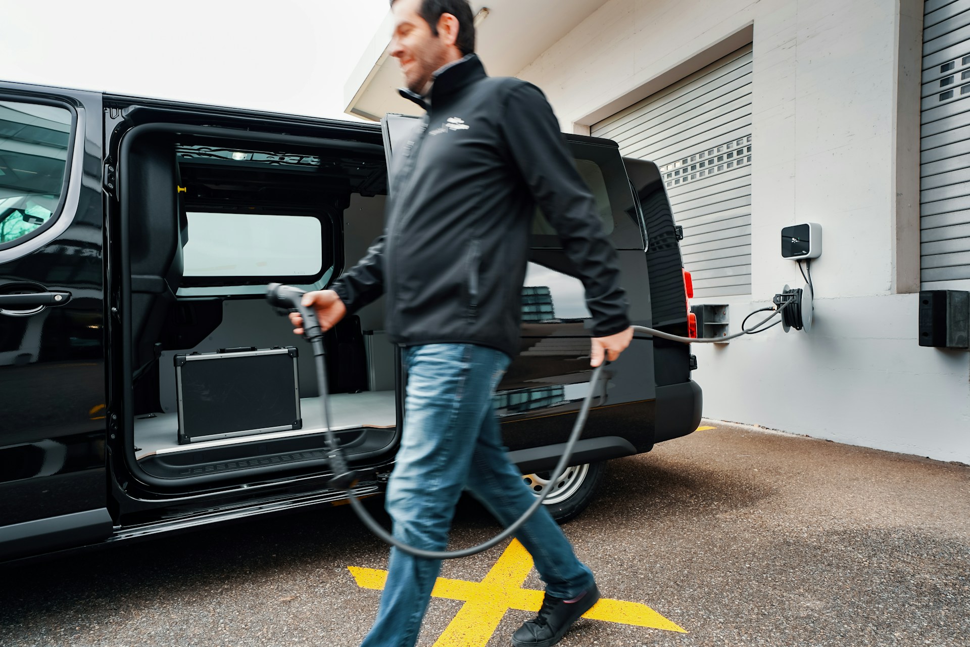 The Benefits of Fleet and Site-Wide EV Rollouts for Industrial and Logistics Premises
