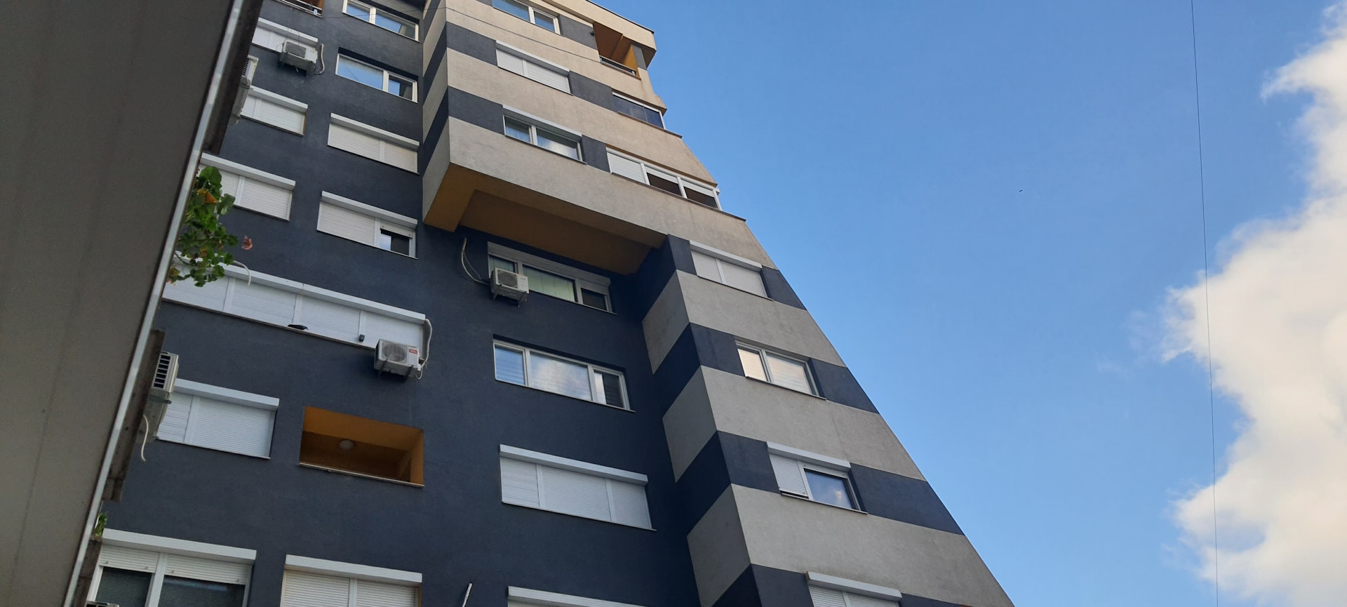 How Economic Shifts Impact Home Selling Prices and Market Activity